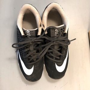 Nike Boys Baseball cleats, Size 3.5Y, Black and White